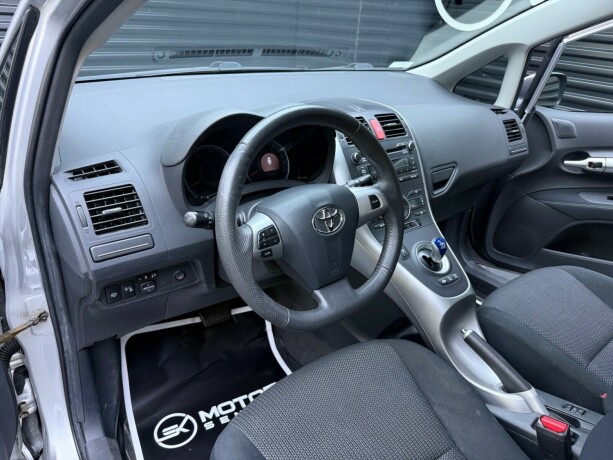 toyota-auris-elektrisitetbensin-2011-big-12