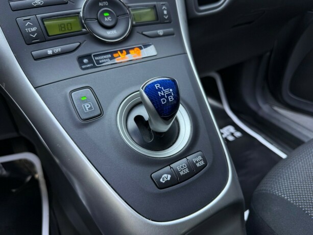 toyota-auris-elektrisitetbensin-2011-big-19