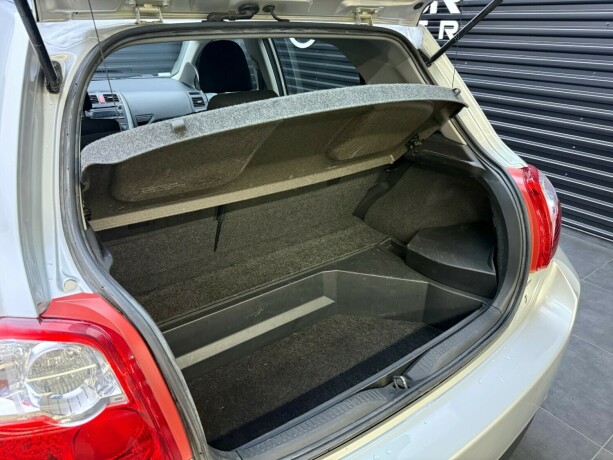 toyota-auris-elektrisitetbensin-2011-big-26