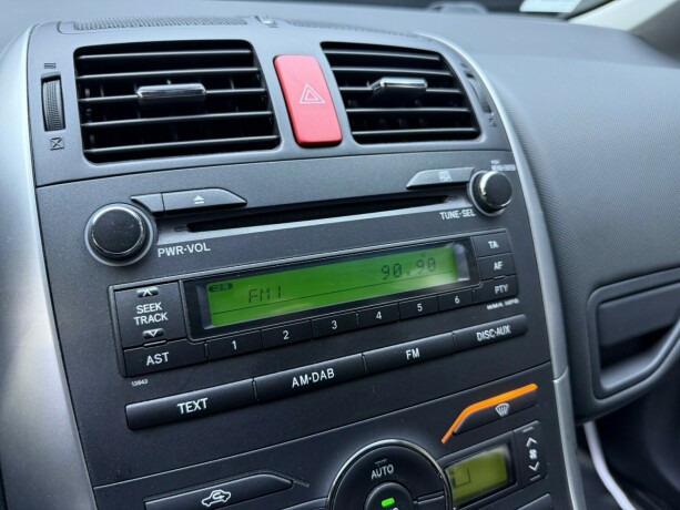 toyota-auris-elektrisitetbensin-2011-big-17
