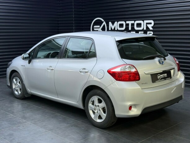 toyota-auris-elektrisitetbensin-2011-big-1