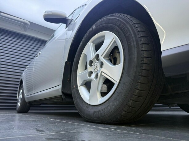 toyota-auris-elektrisitetbensin-2011-big-10