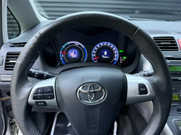 toyota-auris-elektrisitetbensin-2011-big-15