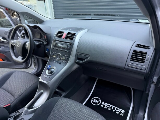 toyota-auris-elektrisitetbensin-2011-big-13