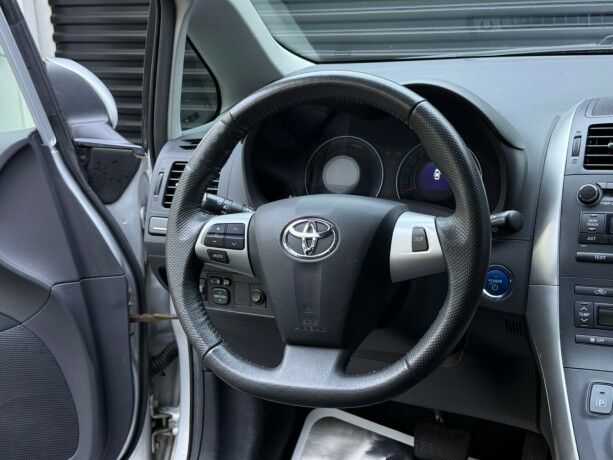 toyota-auris-elektrisitetbensin-2011-big-14