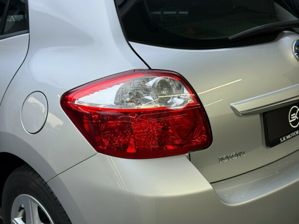 toyota-auris-elektrisitetbensin-2011-big-9