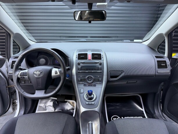 toyota-auris-elektrisitetbensin-2011-big-11