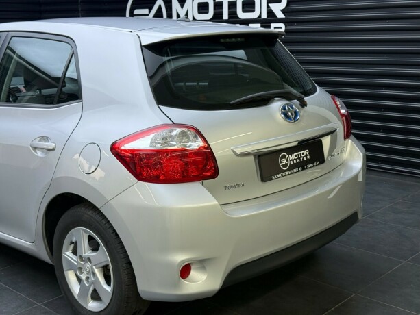toyota-auris-elektrisitetbensin-2011-big-8