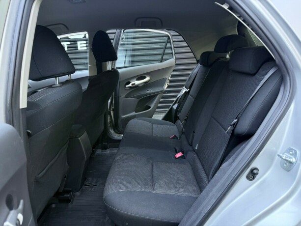 toyota-auris-elektrisitetbensin-2011-big-23