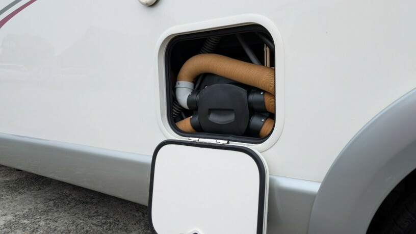 rapido-776ff-lav-seng-senkeseng-truma-6kw-eh-skinn-topputgave-fukttest-gasstest-tilstandsrapport-diesel-2011-big-13