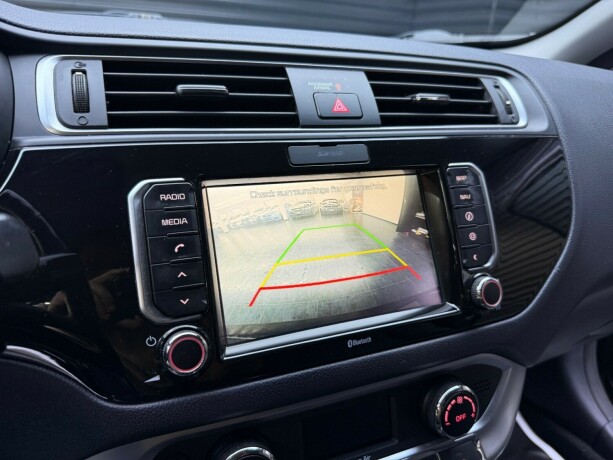 kia-rio-bensin-2015-big-18