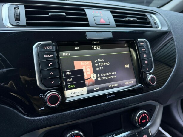 kia-rio-bensin-2015-big-15
