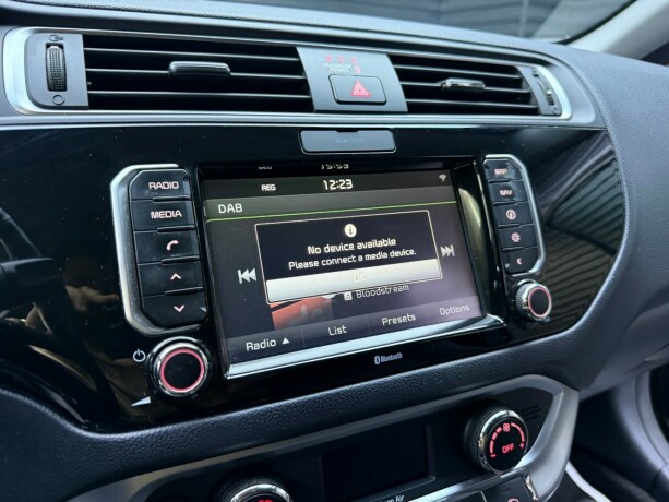 kia-rio-bensin-2015-big-16