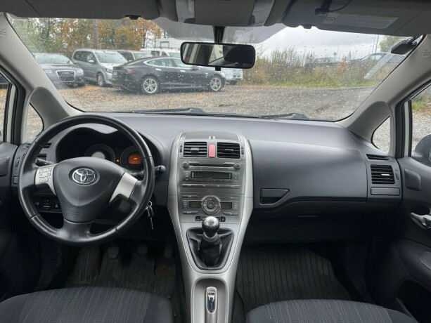 toyota-auris-diesel-2007-big-10