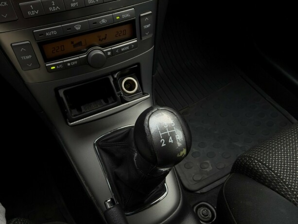 toyota-avensis-bensin-2007-big-19