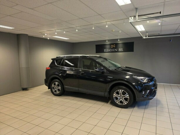 toyota-rav4-elektrisitetbensin-2016-big-2