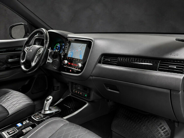mitsubishi-outlander-plug-in-petrol-2020-big-7