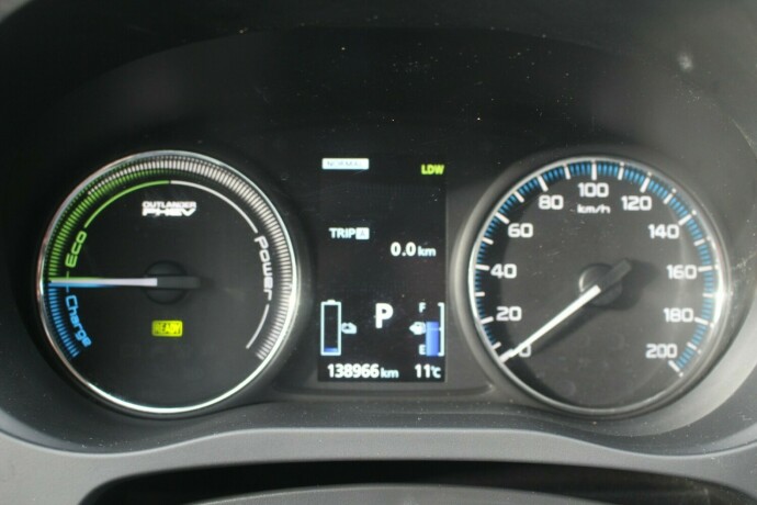 mitsubishi-outlander-elektrisitetbensin-2016-big-13