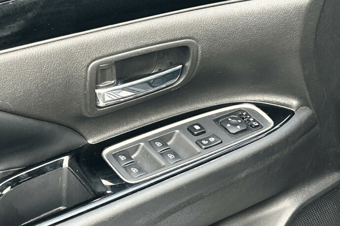 mitsubishi-outlander-elektrisitetbensin-2020-big-12