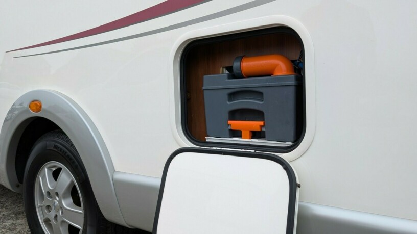 rapido-776ff-lav-seng-senkeseng-truma-6kw-eh-skinn-topputgave-fukttest-gasstest-tilstandsrapport-diesel-2011-big-12