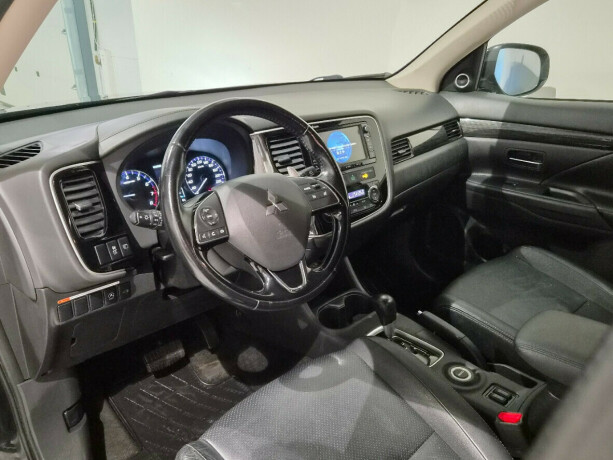 mitsubishi-outlander-bensin-2016-big-9