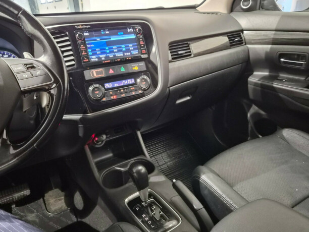 mitsubishi-outlander-bensin-2016-big-12