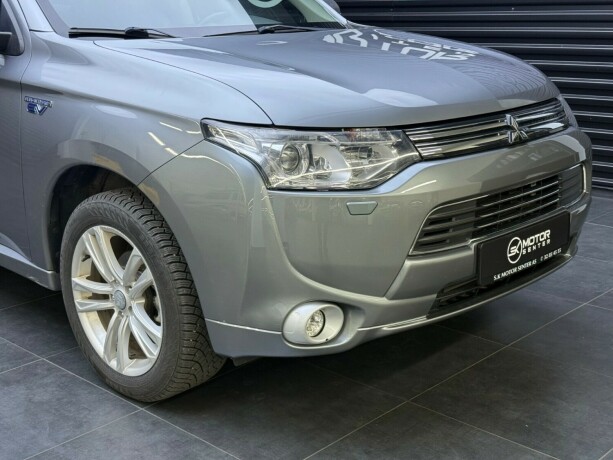 mitsubishi-outlander-elektrisitetbensin-2014-big-2