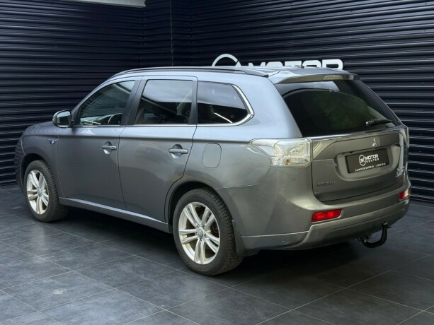 mitsubishi-outlander-elektrisitetbensin-2014-big-1