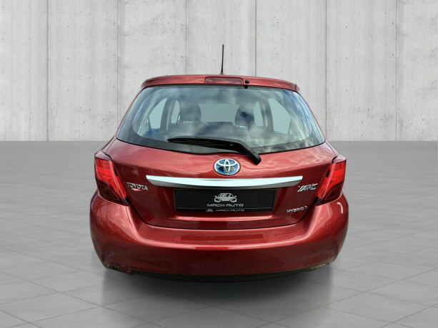 toyota-yaris-elektrisitetbensin-2015-big-5