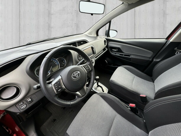 toyota-yaris-elektrisitetbensin-2015-big-10