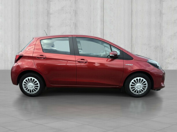 toyota-yaris-elektrisitetbensin-2015-big-3