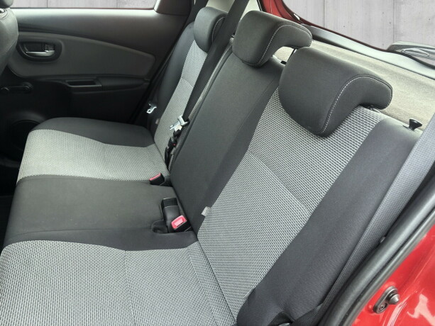 toyota-yaris-elektrisitetbensin-2015-big-16