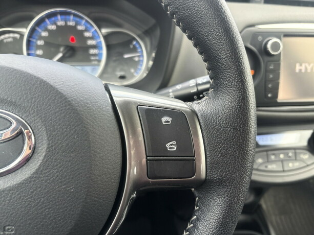 toyota-yaris-elektrisitetbensin-2015-big-12