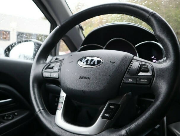 kia-rio-bensin-2013-big-7