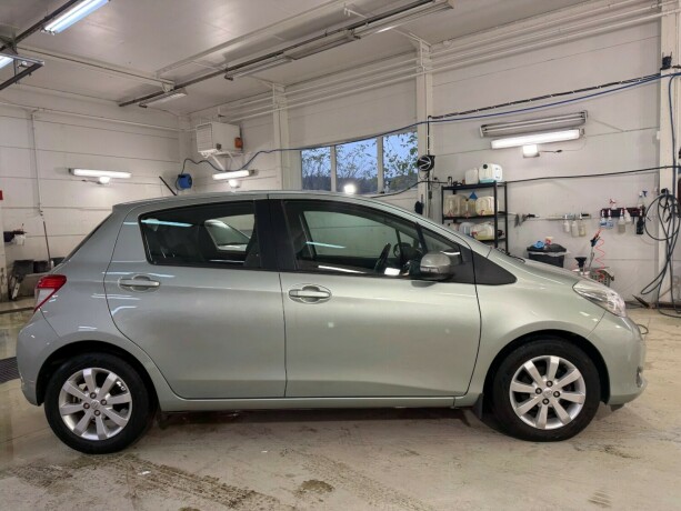 toyota-yaris-bensin-2012-big-2