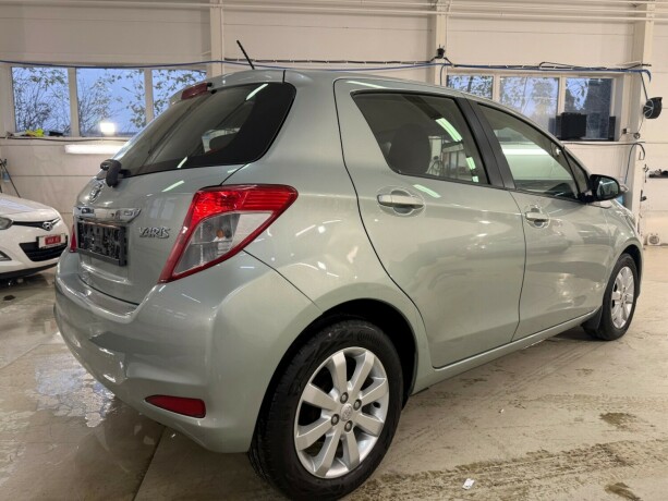 toyota-yaris-bensin-2012-big-3