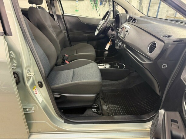 toyota-yaris-bensin-2012-big-10