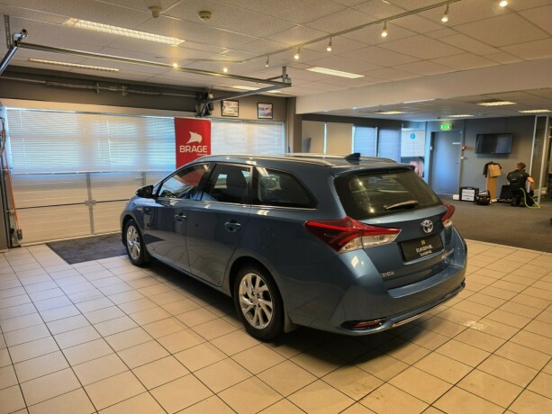 toyota-auris-elektrisitetbensin-2015-big-6
