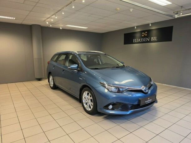 toyota-auris-elektrisitetbensin-2015-big-9