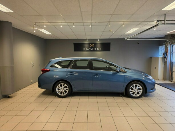 toyota-auris-elektrisitetbensin-2015-big-3
