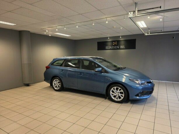 toyota-auris-elektrisitetbensin-2015-big-2