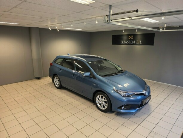 toyota-auris-elektrisitetbensin-2015-big-1