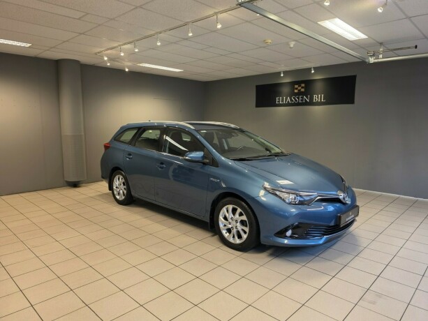 toyota-auris-elektrisitetbensin-2015-big-0
