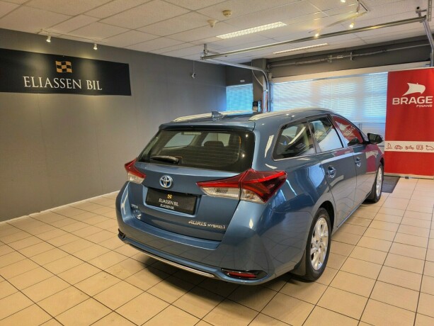 toyota-auris-elektrisitetbensin-2015-big-5