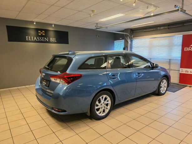 toyota-auris-elektrisitetbensin-2015-big-4
