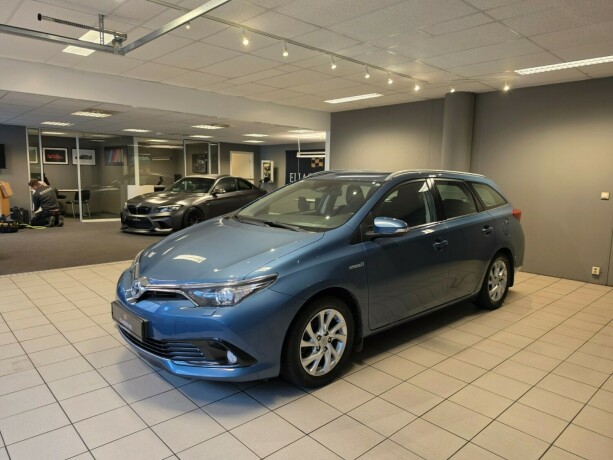 toyota-auris-elektrisitetbensin-2015-big-7