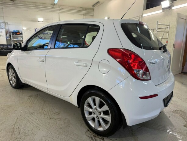 hyundai-i20-bensin-2013-big-5