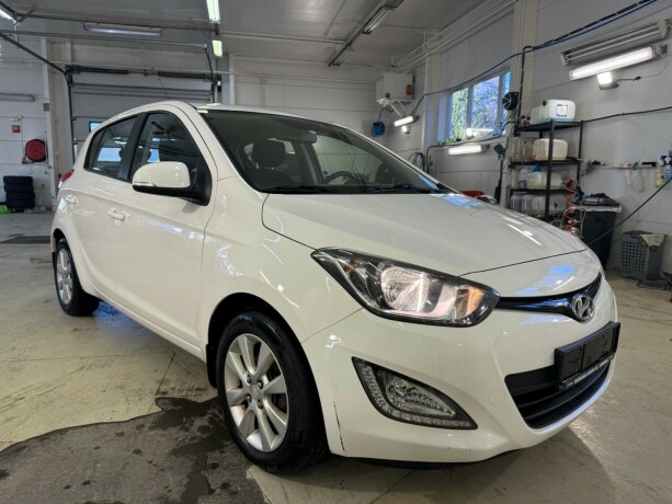 hyundai-i20-bensin-2013-big-1