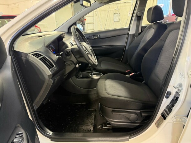 hyundai-i20-bensin-2013-big-15