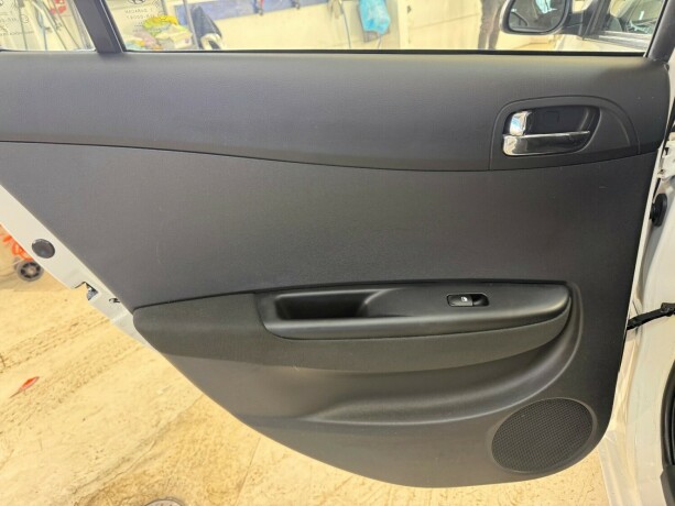 hyundai-i20-bensin-2013-big-14